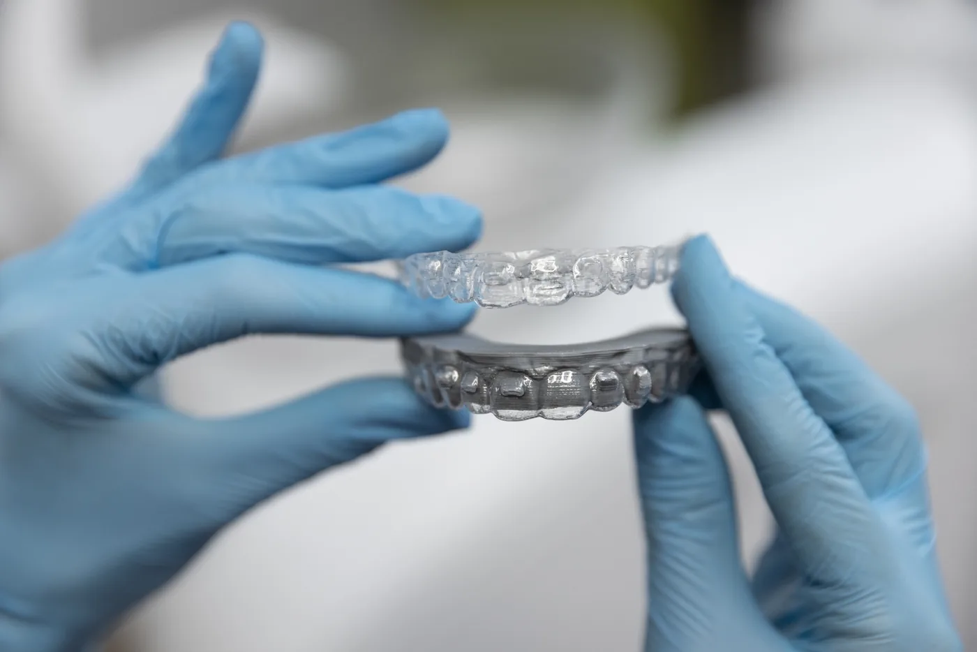 Alinhador transparente Invisalign nas mãos da equipe da NASP Odontologia